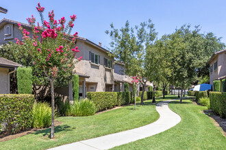 Nees Park Villas in Fresno, CA - Foto de edificio - Building Photo