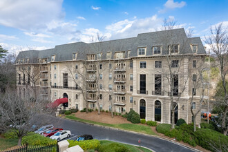 Le Chateau in Atlanta, GA - Building Photo - Primary Photo