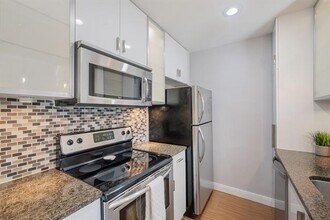 4211 Holland Ave in Dallas, TX - Building Photo - Building Photo