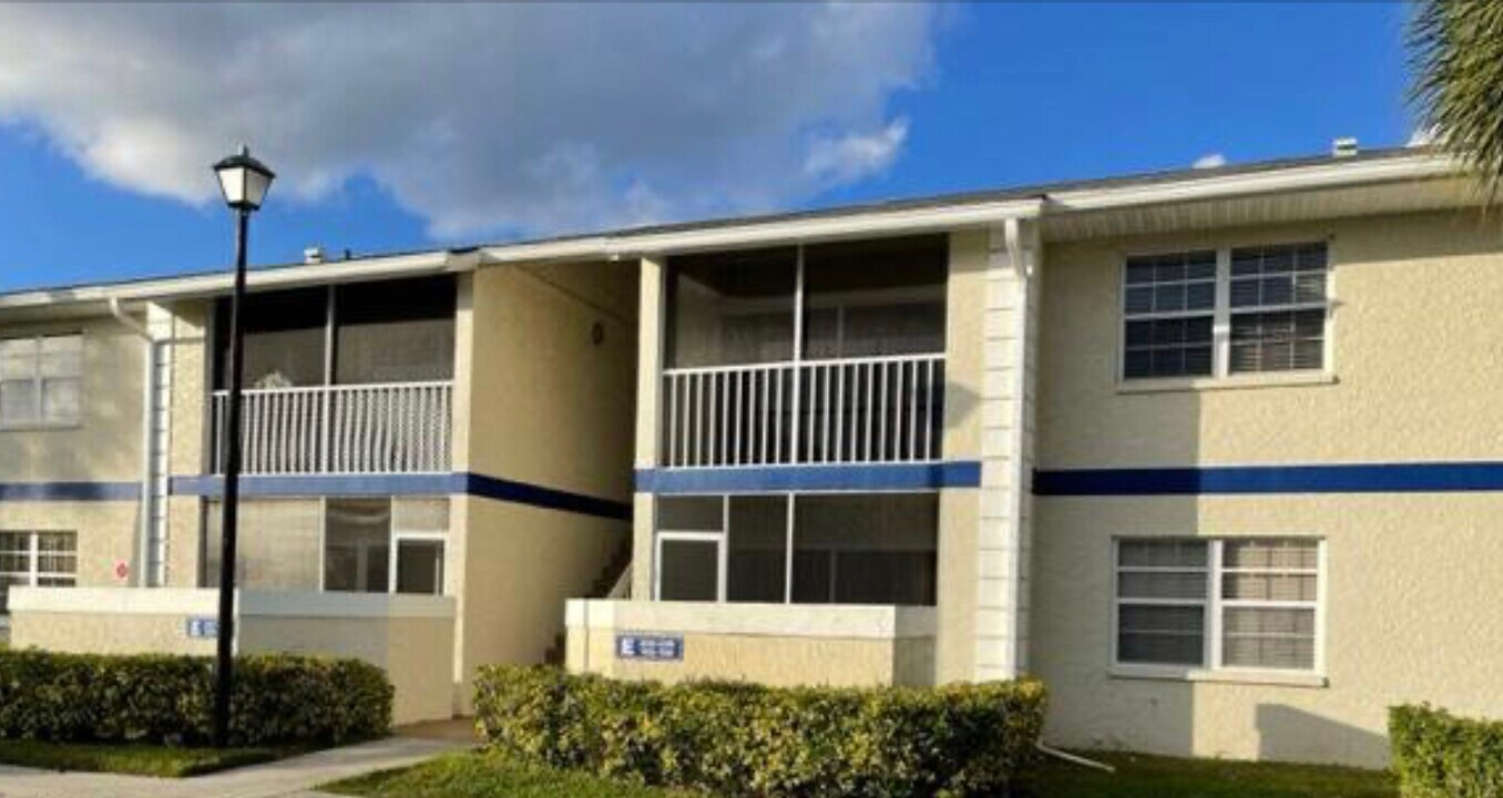 1518 SE Royal Green Cir in Port St. Lucie, FL - Building Photo