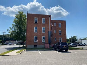726 E Main St, Unit I in Riverhead, NY - Building Photo - Building Photo