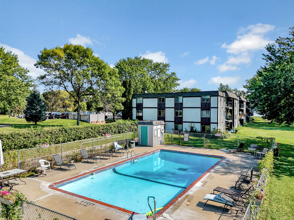 Dockside Apartments on Lake Minnetonka in Spring Park, MN - Foto de edificio