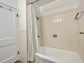 5205 Village Grn in Los Angeles, CA - Foto de edificio - Building Photo