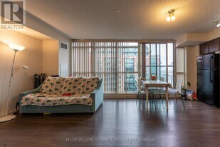 525 Wilson Ave in Toronto, ON - Building Photo