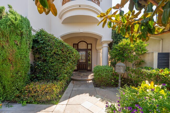 1300 Elm Ave in Manhattan Beach, CA - Building Photo - Building Photo