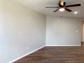 7515 Bayway Dr-Unit -4 in Baytown, TX - Building Photo - Building Photo
