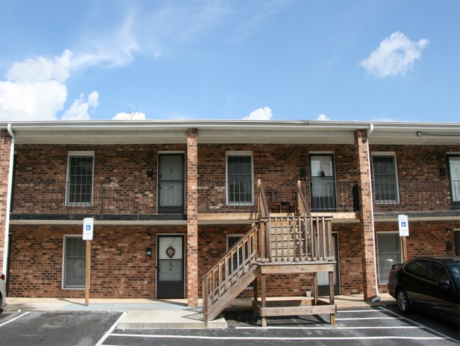 Hampton Court I & II in Winston-Salem, NC - Building Photo - Building Photo