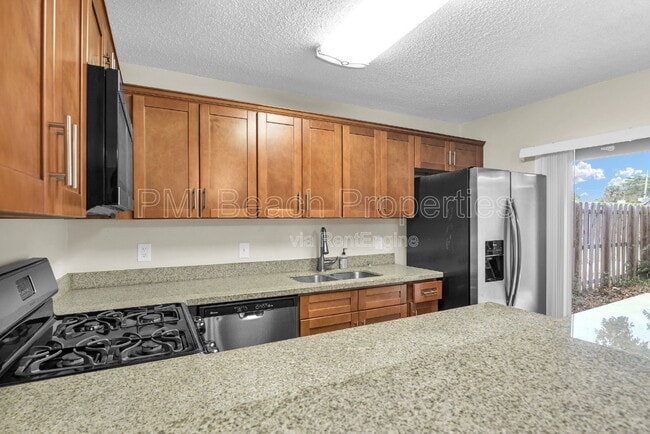 2333 Waterside Dr in Lake Worth Beach, FL - Building Photo - Building Photo