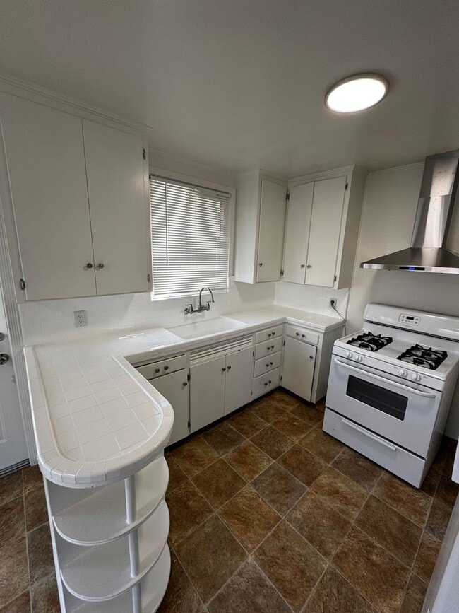 227-231 Mosswood Way in South San Francisco, CA - Building Photo - Building Photo