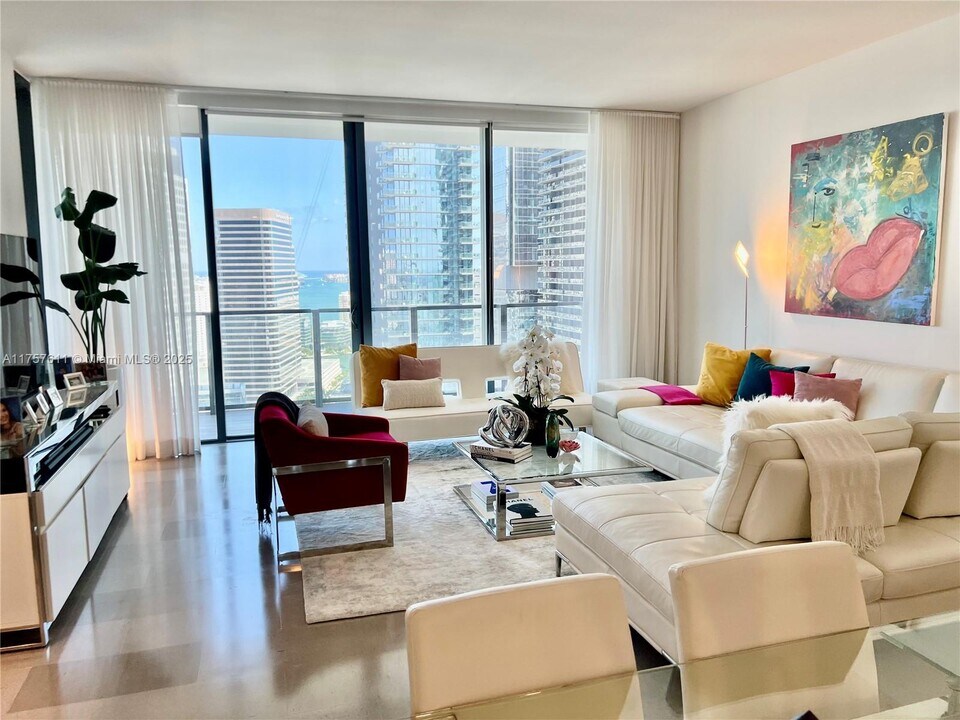 88 SW 7th St, Unit 2807 in Miami, FL - Building Photo