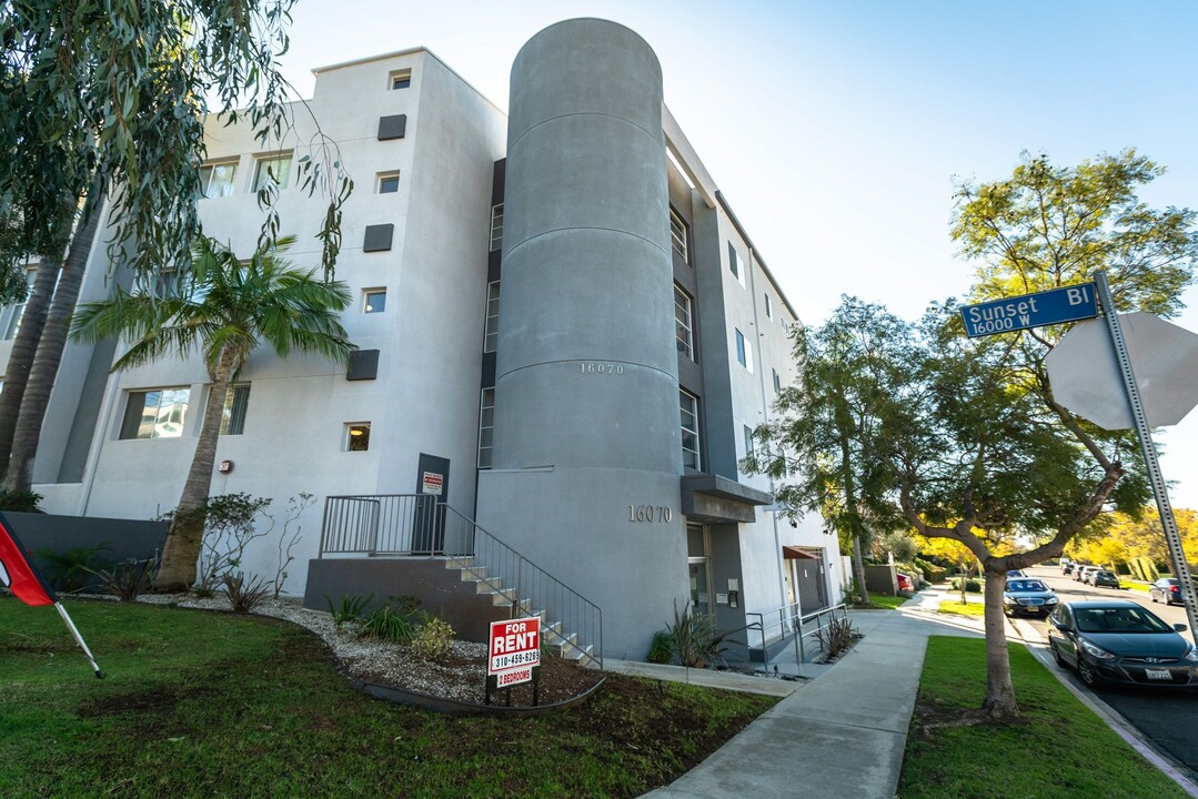 16070 Sunset Blvd in Pacific Palisades, CA - Building Photo