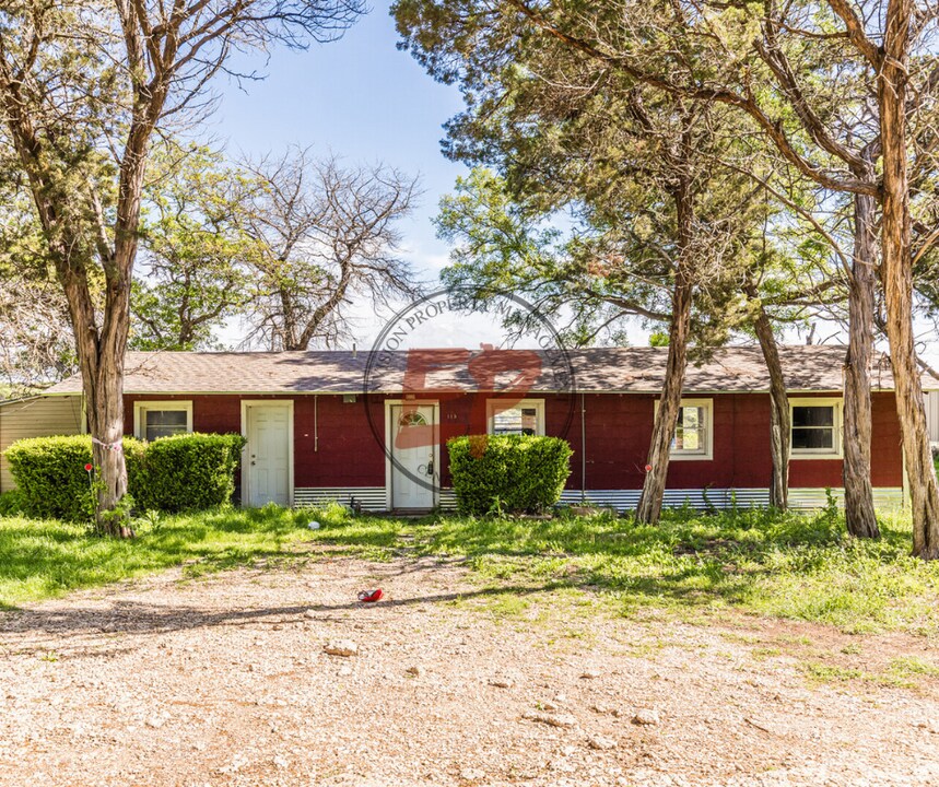 115 CR 1604 in Clifton, TX - Foto de edificio