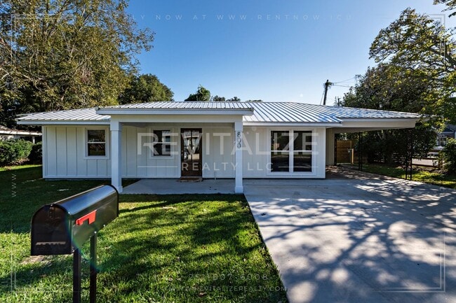 800 Daphne Ct