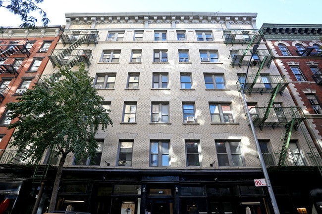 100 Christopher St in New York, NY - Building Photo - Building Photo