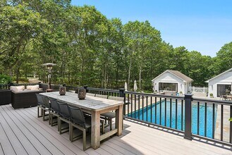 421 Edge Of Woods Rd in Southampton, NY - Building Photo - Building Photo