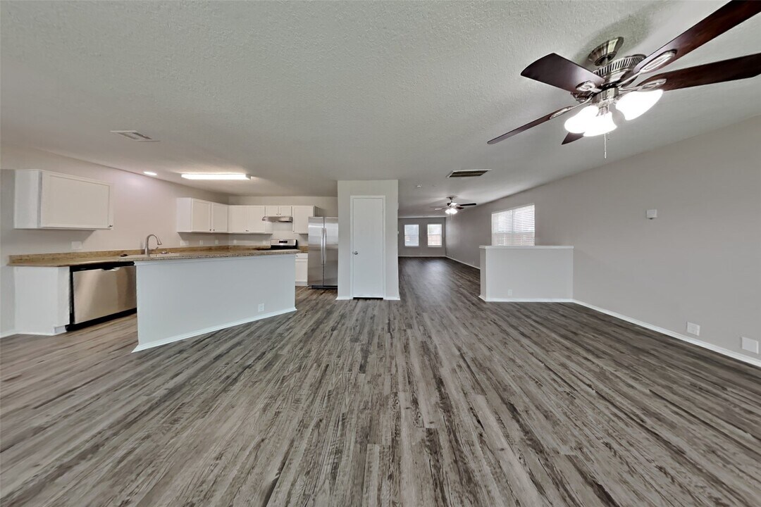 14906 Sugarhollow Dr in Sugar Land, TX - Building Photo