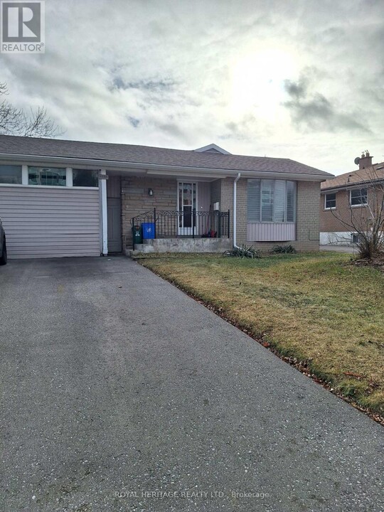 1355 Poprad Ave in Pickering, ON - Building Photo