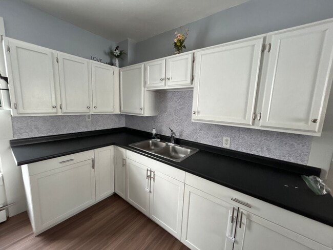 96 School St in Manchester, NH - Building Photo - Building Photo