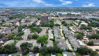 2001 Bering Dr in Houston, TX - Building Photo