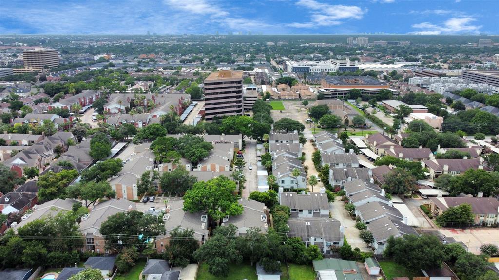 2001 Bering Dr in Houston, TX - Building Photo