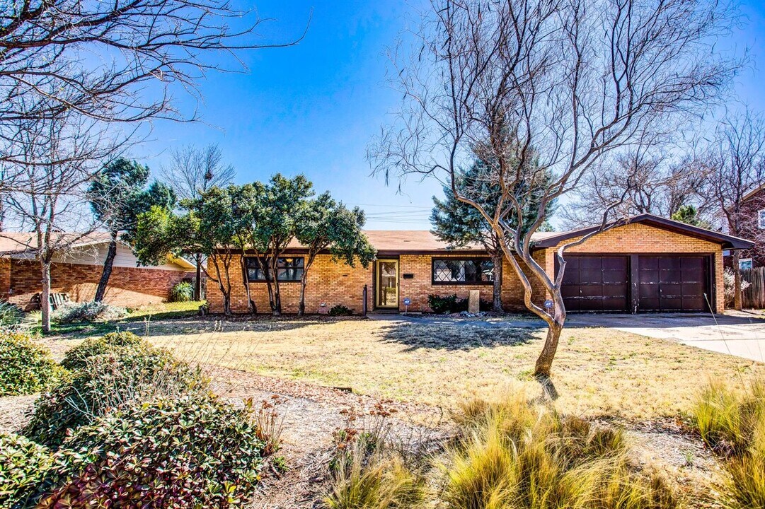 5211 17th St in Lubbock, TX - Building Photo