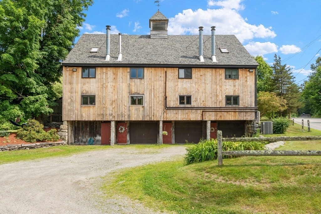 105 Townsend Rd in Shirley, MA - Building Photo
