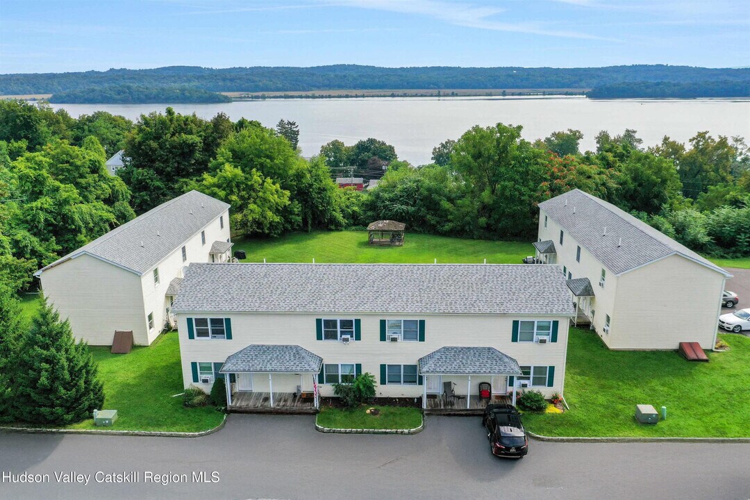 87 Delaware St in Glasco, NY - Building Photo