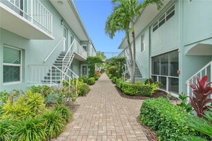 603 12th Ave S in Naples, FL - Building Photo