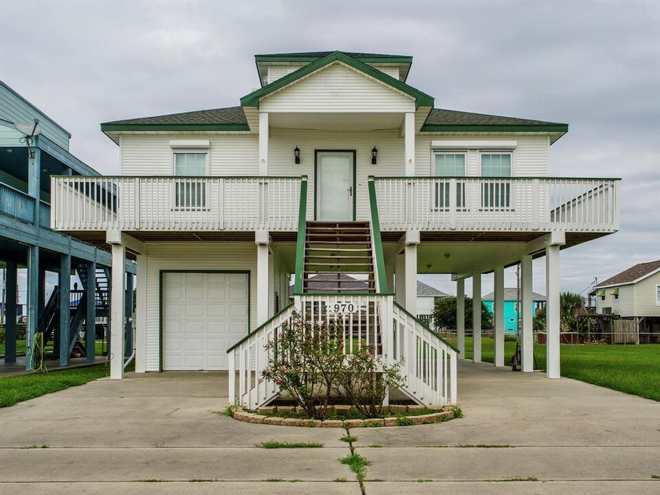 970 Townsend Dr in Port Bolivar, TX - Foto de edificio