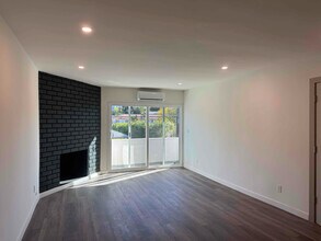 2447 Beachwood Dr-Unit -8 in Los Angeles, CA - Building Photo - Building Photo