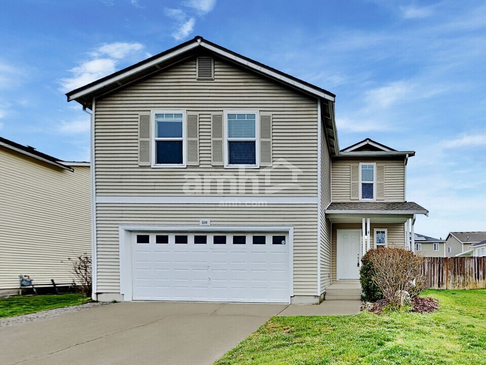 1108 Boatman Ave NW in Orting, WA - Foto de edificio
