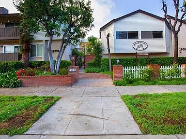 14990 Victory Blvd in Los Angeles, CA - Building Photo