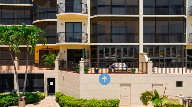 5706 Cape Harbour Dr, Unit 110 in Cape Coral, FL - Foto de edificio - Building Photo