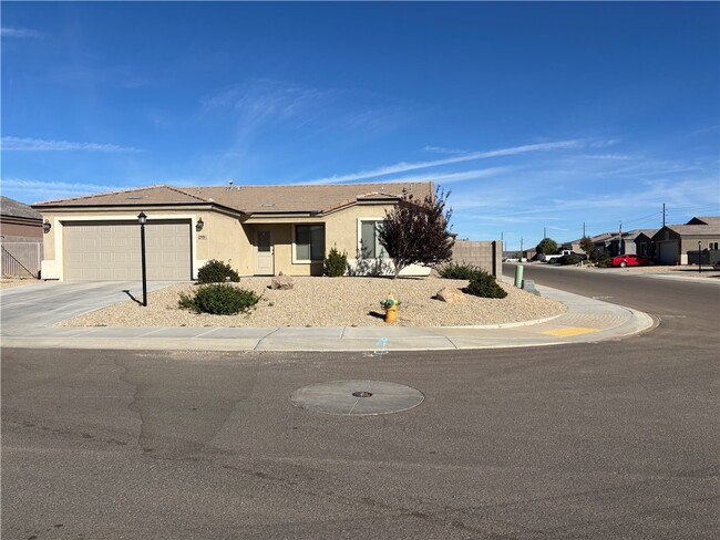 2991 E Estrella Vis in Kingman, AZ - Building Photo - Building Photo