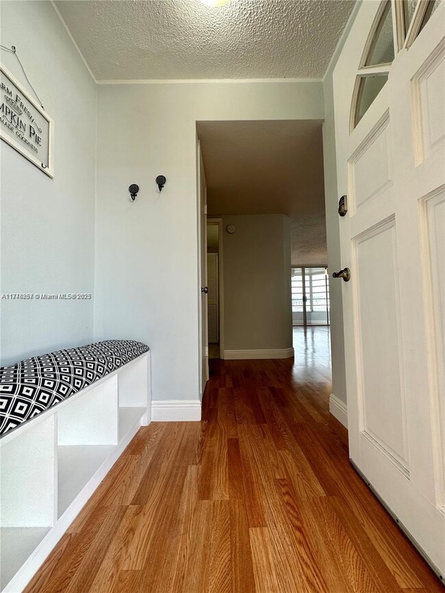 1300 NE 191st St in Miami, FL - Building Photo - Building Photo
