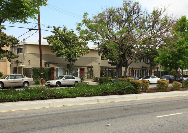 Artesia Court Apartments in Long Beach, CA - Building Photo - Building Photo