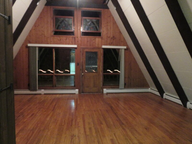 15 Lake Catalpa Rd in Dallas, PA - Building Photo