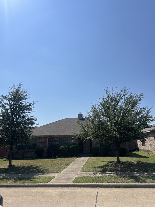 1222 Long Branch Dr in Lancaster, TX - Building Photo