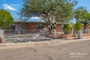 4539 S Camino Barrera in Tucson, AZ - Building Photo