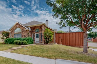 2702 Garden Springs Dr in Richardson, TX - Foto de edificio - Building Photo
