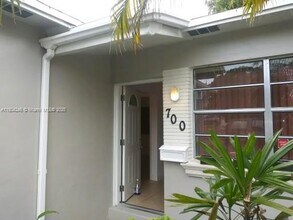 700 SW 5th Ct in Hallandale Beach, FL - Building Photo - Building Photo