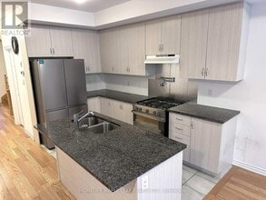 19 Waterfront Cres in Whitby, ON - Building Photo - Building Photo