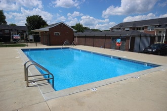 Canterbury House Apartments - Franklin Road in Indianapolis, IN - Foto de edificio - Building Photo