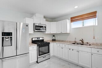 10310 Montgomery Ave in Los Angeles, CA - Foto de edificio - Building Photo