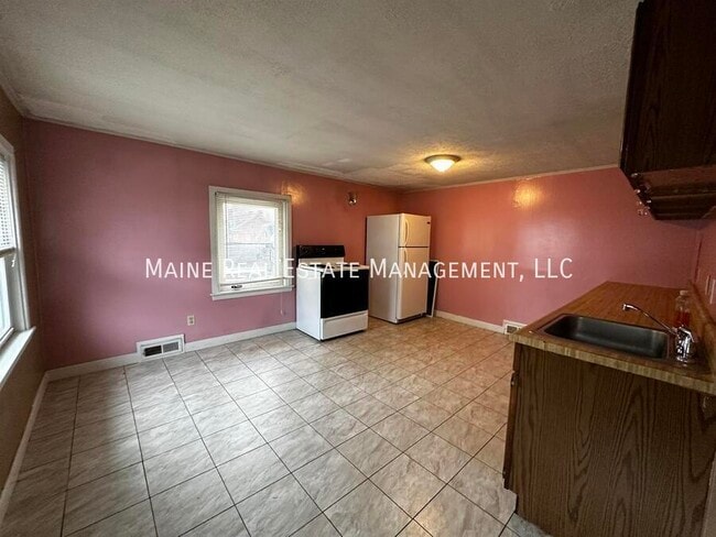 142 Pine St in Bangor, ME - Building Photo - Building Photo