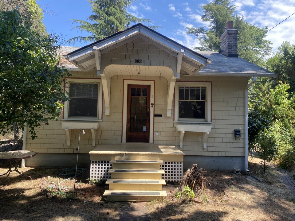 806 Cottage St NE in Salem, OR - Building Photo