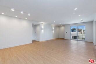 11837 Mayfield Ave in Los Angeles, CA - Building Photo - Building Photo