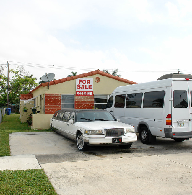 1005 NE 10th St in Hallandale Beach, FL - Building Photo - Building Photo