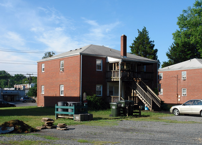 302 S Maple St in Falls Church, VA - Foto de edificio - Building Photo