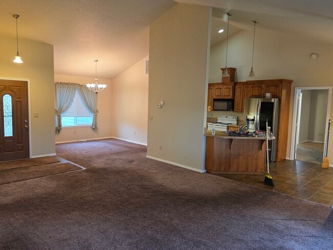 208 Sunset Ln in Grandview, WA - Foto de edificio - Building Photo